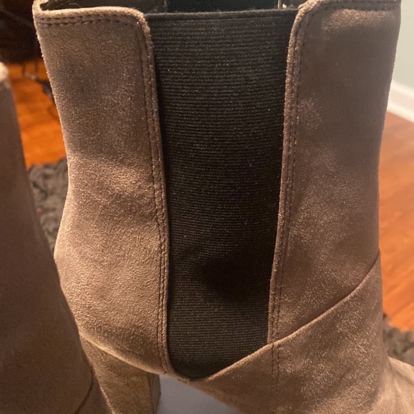 NWOT GUESS WOMEN’S DARK GRAY SUEDE POINTED TOE ANKLE FASHION BOOTS - Picture 10 of 12